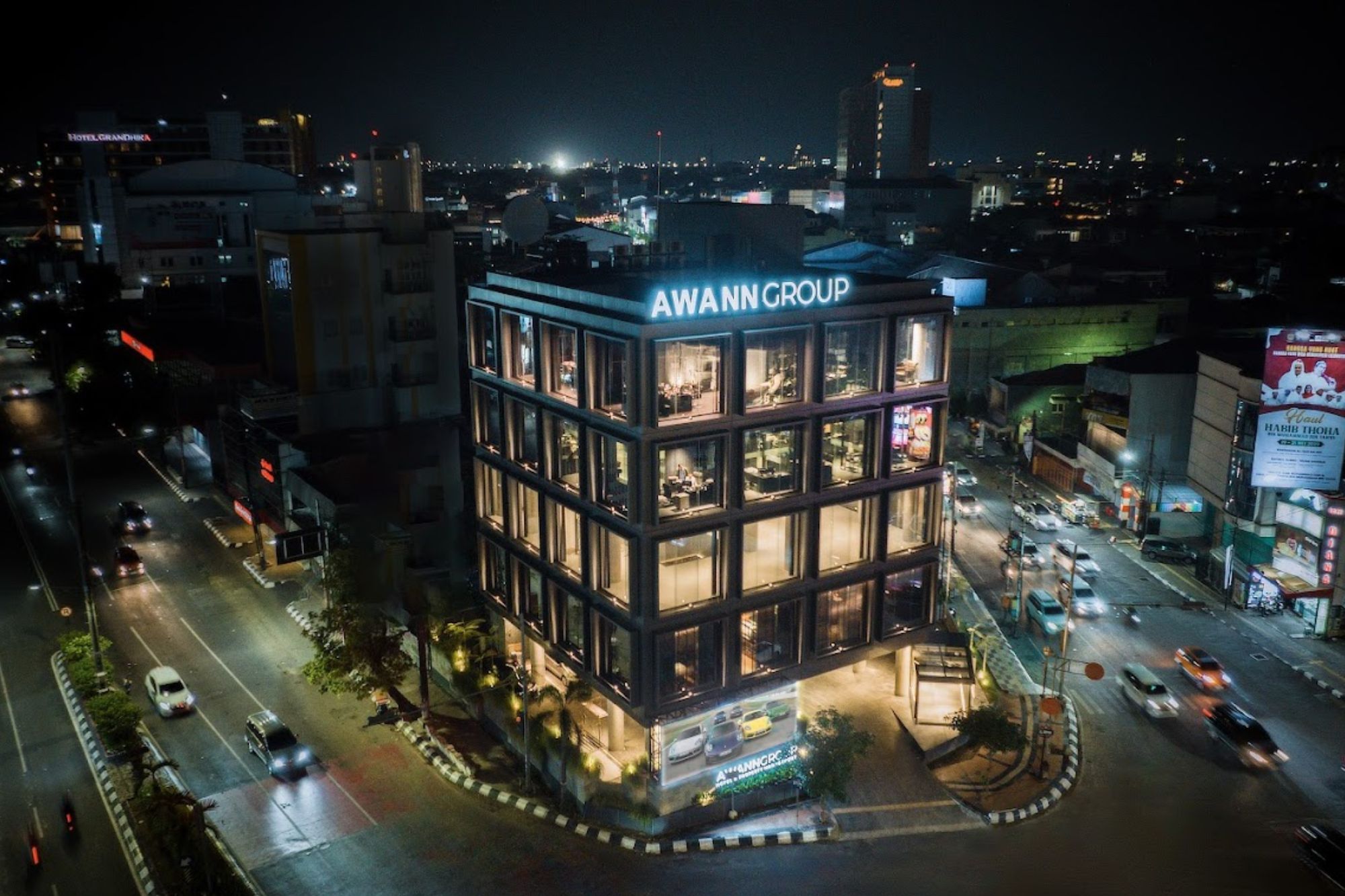 Proyek AwannGroup Headquarters dengan excavator siap kerja